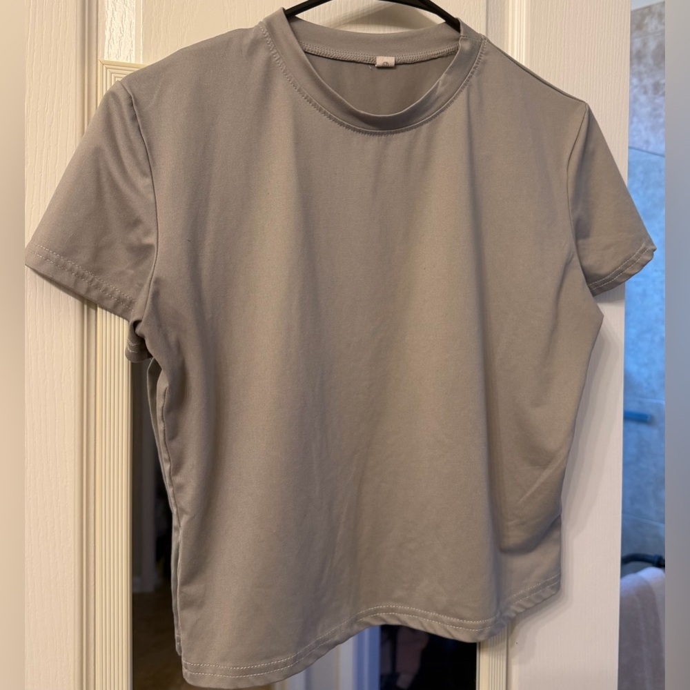 Amazon Gray Short Sleeve Tee